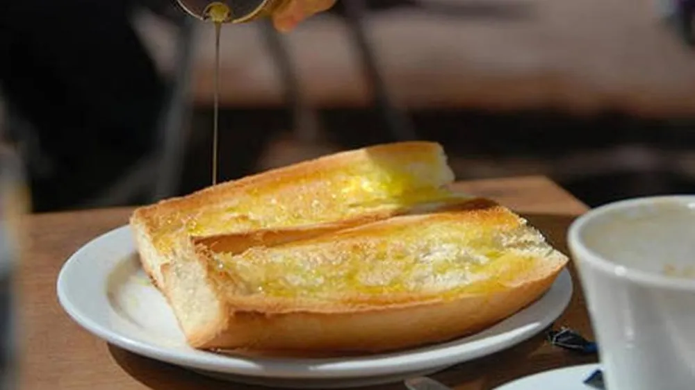 Tostada con aceite de oliva y sal