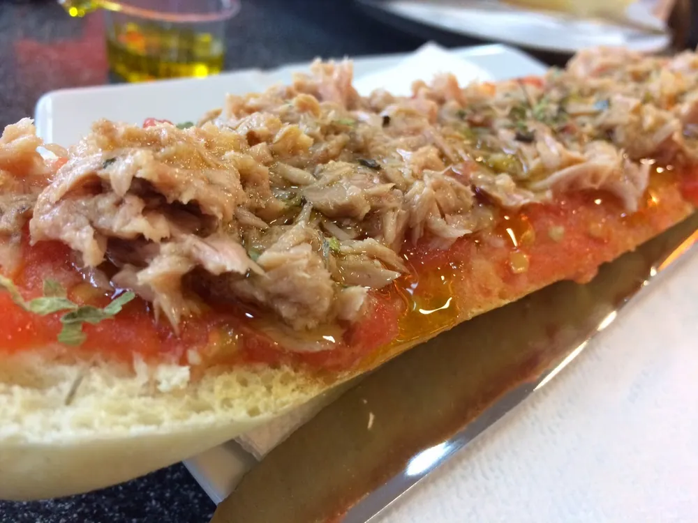 Tostada con atún y tomate